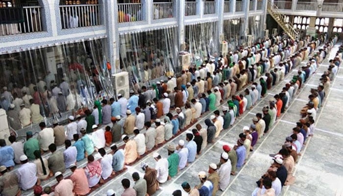 جمعہ کی نماز میں جگہ بنانے کے لیے گردنیں پھلانگنے کا حکم