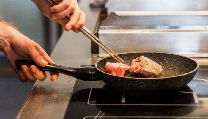 غیر مسلموں کیلئے حرام جانور کا سالن بنانے اور اس کی تنخواہ کا حکم