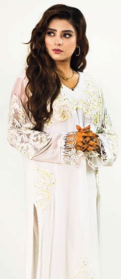 دودھیا سفید رنگ ... کھلا ہو باغ میں جیسے کوئی سفید گلاب ...