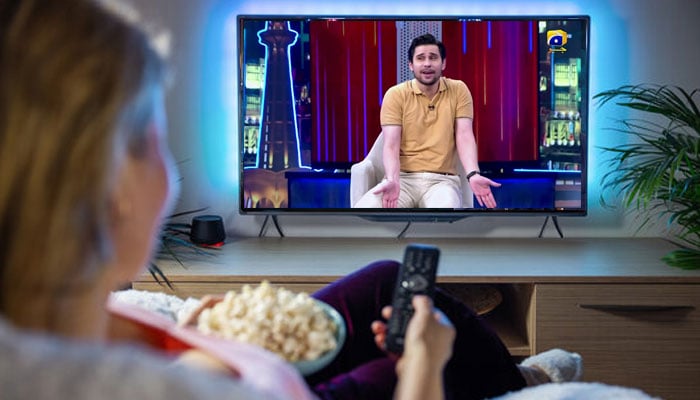 اس دامن میں کیا کیا کچھ ہے، دامن ہاتھ میں آئے تو...