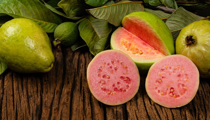 سردیوں کا پھل ’امرود‘جسے ’سپرفوڈ‘ مانا جاتا ہے