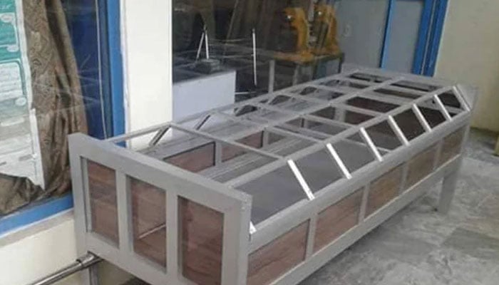 میّت کا پیٹ مسلسل جاری ہو تو اُسے پیمپر پہنانا