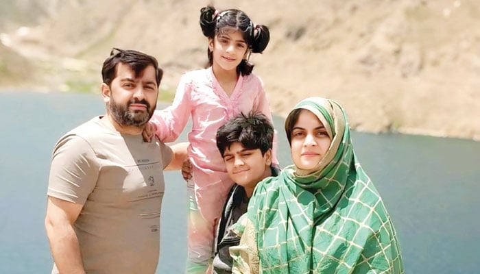 ڈاکٹر وردہ، بچّوں اور شوہر کے ساتھ