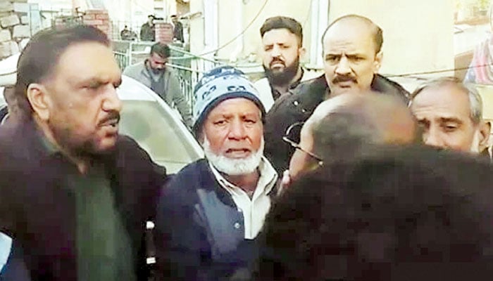 مقتولہ کے والد میڈیا کو تفصیلات بتاتے ہوئے