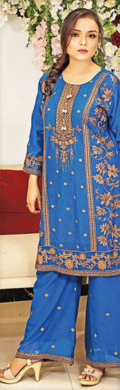 وہ کسی شہرِ نگاراں کی پری لگتی ہے ...