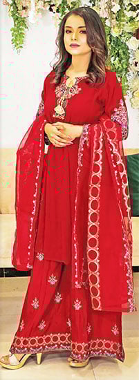 وہ کسی شہرِ نگاراں کی پری لگتی ہے ...