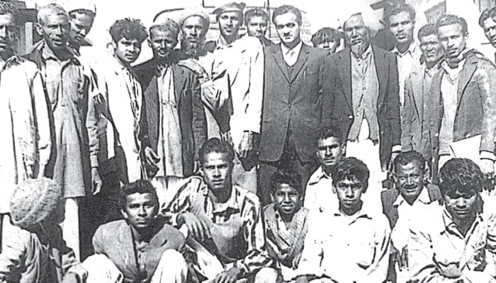 میر صاحب کا حیدرآباد کے نیوز پیپرز ہاکرز کے ہمراہ گروپ فوٹو