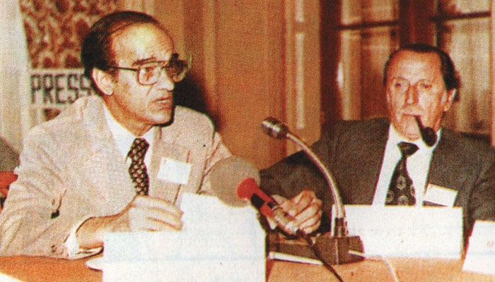 میرخلیل الرحمٰن 1979میں یونان میں منعقدہ بین الاقوامی سیمینار کے ایک سیشن میں پاکستان اور آزادی صحافت کے موضوع پر خطاب کررہے ہیں