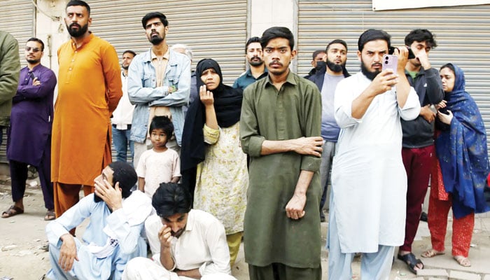 گلوں اور رنگوں سے بھرا پلازا جل گیا