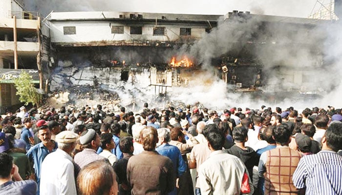 گلوں اور رنگوں سے بھرا پلازا جل گیا