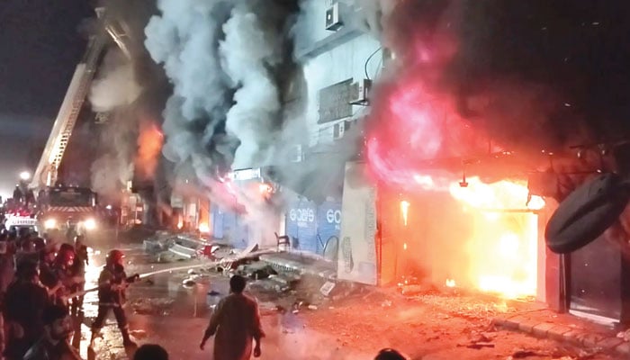 گلوں اور رنگوں سے بھرا پلازا جل گیا