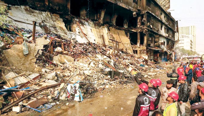 گلوں اور رنگوں سے بھرا پلازا جل گیا