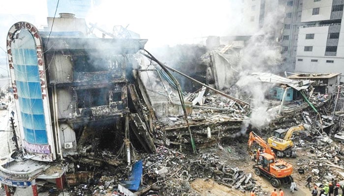 گلوں اور رنگوں سے بھرا پلازا جل گیا