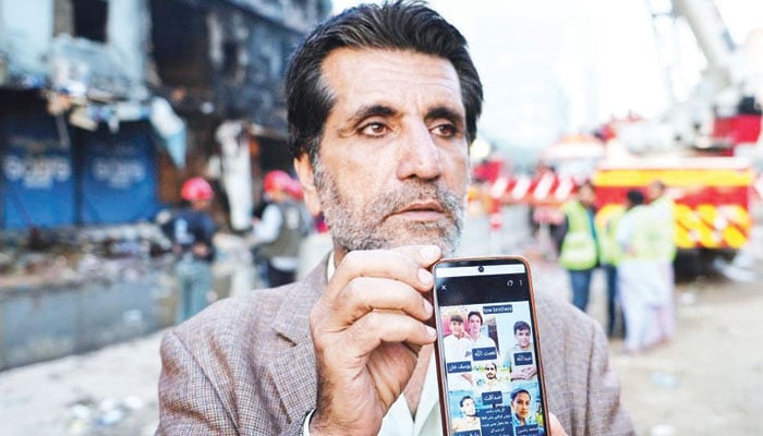 لوگ ، اپنے پیاروں کی تلاش میں مارے مارے پِھرتے رہے