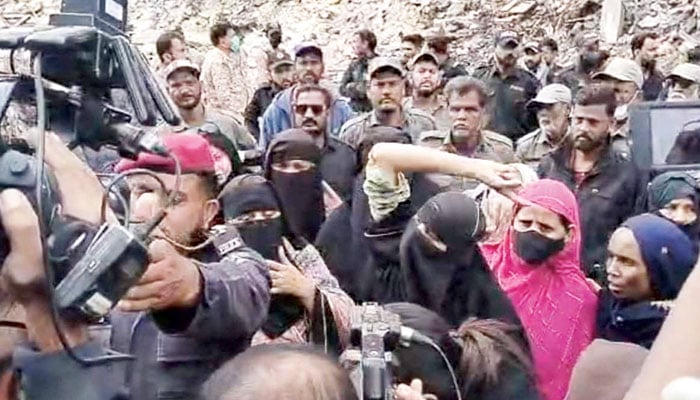 جاں بحق ہونے والوں کے ورثاء پلازا کے باہر سراپا احتجاج رہے