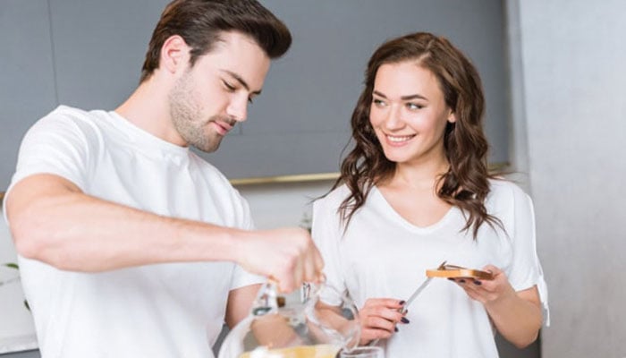 ’’بیٹوں‘‘ کو اچھا شوہر، بھائی اور بیٹا بننے کے گر سکھائیں