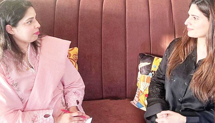 نمائندہ جنگ سے بات چیت کرتے ہوئے