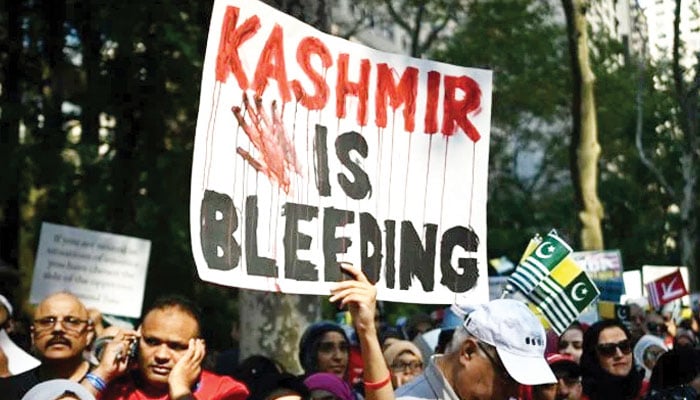 کشمیر: جس خاک کے ضمیر میں ہے آتش چنار