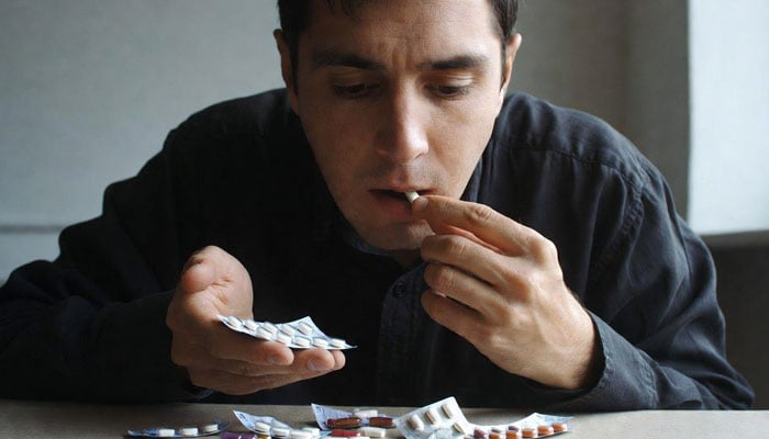 عوام ہر سال ایک کھرب روپے کی ادویہ پھانک جاتے ہیں