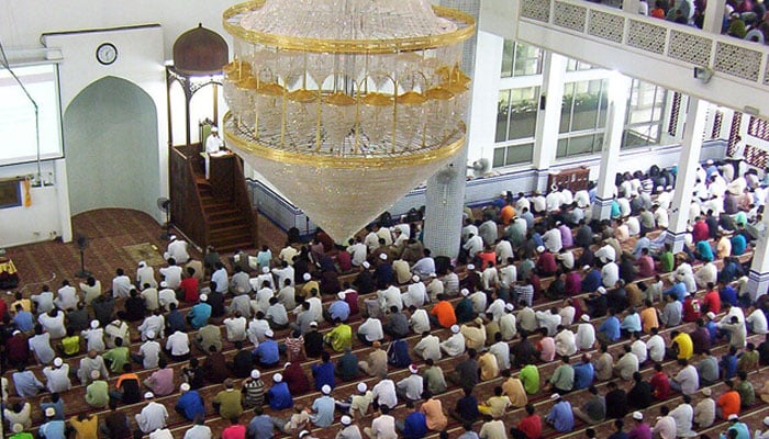 عمارت کی ہر منزل پر الگ جماعت کرانے کا حکم/ مقتدی پہلی منزل پر ہو اور امام زمینی منزل پر تو اقتدا کا حکم