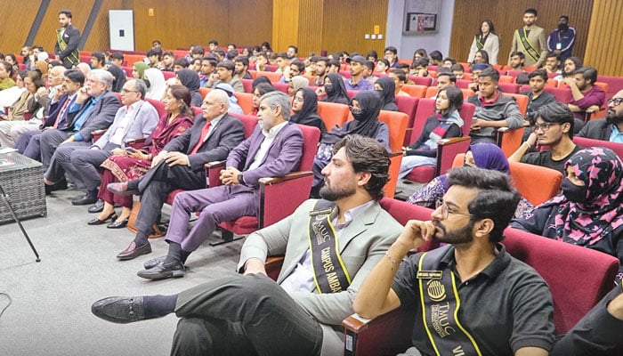 معاشی بحالی ... پی آئی اے سے پاکستان تک