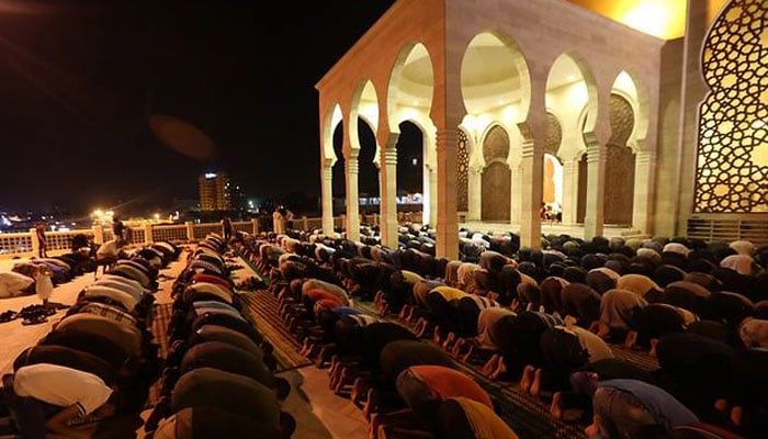 مصروفیت یا تھکاوٹ کی وجہ سے بیس رکعات سے کم تراویح پڑھنے کا حکم