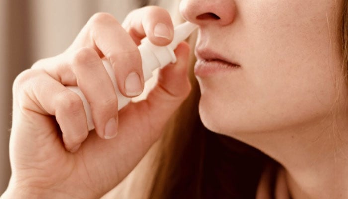 روزے کی حالت میں عذر کی وجہ سے ناک کو نرم ہڈی سے دبا کر اسپرے کرنے کا حکم