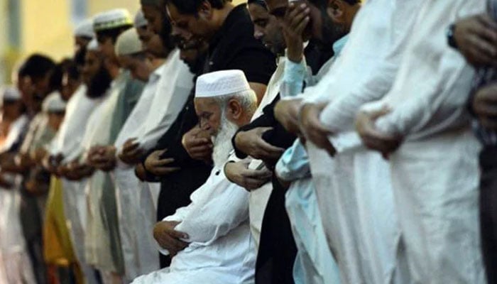 امام کا فجر کی نماز میں قرآنِ کریم تسلسل سے پڑھ کر مکمل کرنا