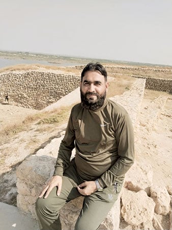 نمایندہ جنگ تاریخی شہر’ ’دیبل‘‘ کے قلعے کی فصیل پر