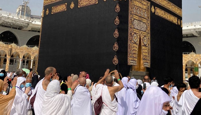 دورانِ عُمرہ نماز قصر کرنی ہوگی یا مکمل نماز پڑھنی ہوگی؟