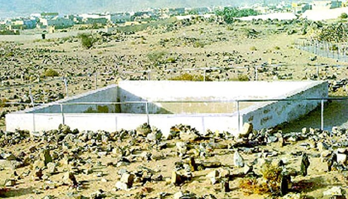 شہدائے بدر، درمیان کے چھوٹے سفید احاطے میں مدفون ہیں