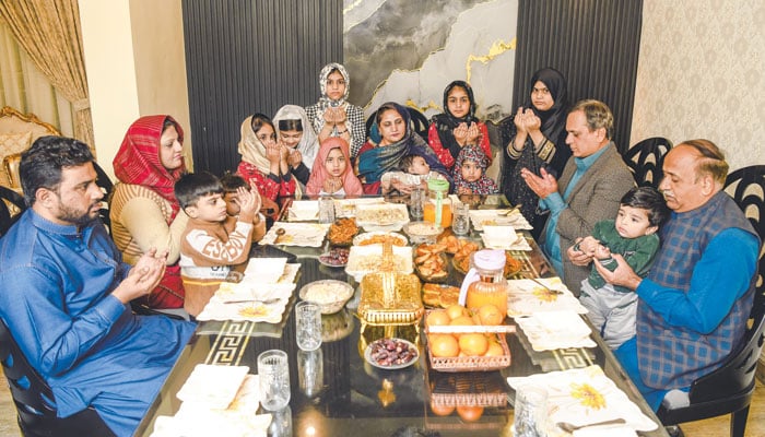 عبادتوں کا زمانہ، دعا کا موسم ہے...