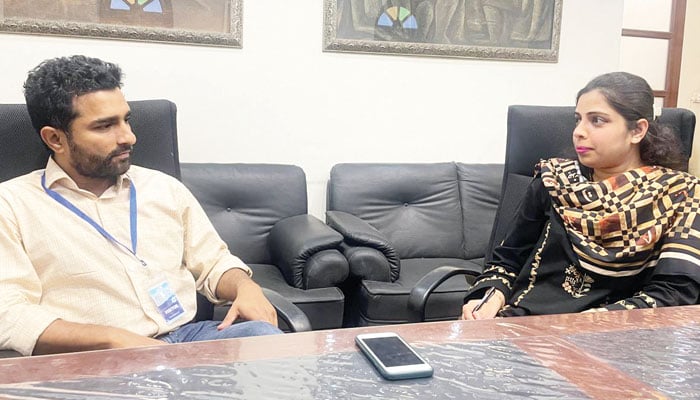 نمایندہ جنگ سے بات چیت کرتے ہوئے