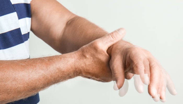 رعشہ: الزائمر کے بعد دوسرا سب سے عام اعصابی مرض