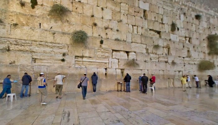 فرنگ کی رگِ جاں پنجہ یہود میں ہے