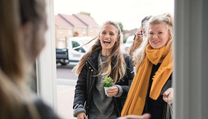 آنے سے پہلے بتا دیتیں تو ...