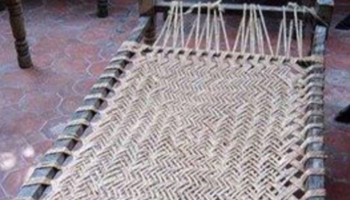 جس چارپائی پر کتّا بیٹھے اس پر چادر رکھنے سے کیا چادر ناپاک ہوگی؟