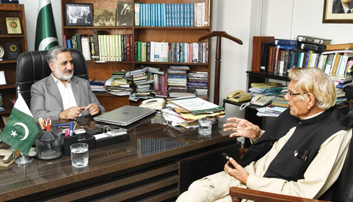 نمایندۂ جنگ سے گفتگو کرتے ہوئے…(عکّاسی: عرفان نجمی)