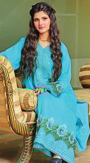 نکھرے تو جگمگا اٹھے، بکھرے تو رنگ ہے ...