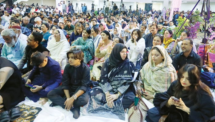 ساکنان شہر قائد کے زیر اہتمام ’’عالمی مشاعرہ برائے امن ‘‘میں حاضرین