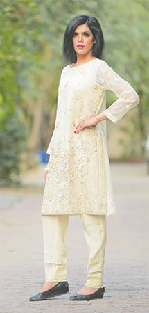 پہنے نہ کیوں وہ رشکِ چمن پیرہن سفید ...