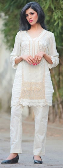 پہنے نہ کیوں وہ رشکِ چمن پیرہن سفید ...