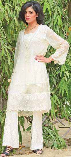 پہنے نہ کیوں وہ رشکِ چمن پیرہن سفید ...