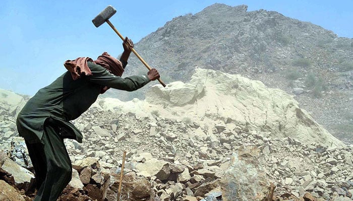 استحصال کے سائے میں ٹوٹتے، بکھرتے محنت کشوں کے خواب