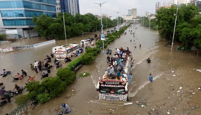 مسائل کے ٹوٹے آئینے میں نسل نو کے روشن چہرے