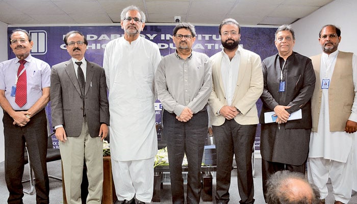 نظام بدلنا ہوگا: انتخابات چراکر حکم رانی کرنے سے ملک آگے نہیں جائے گا