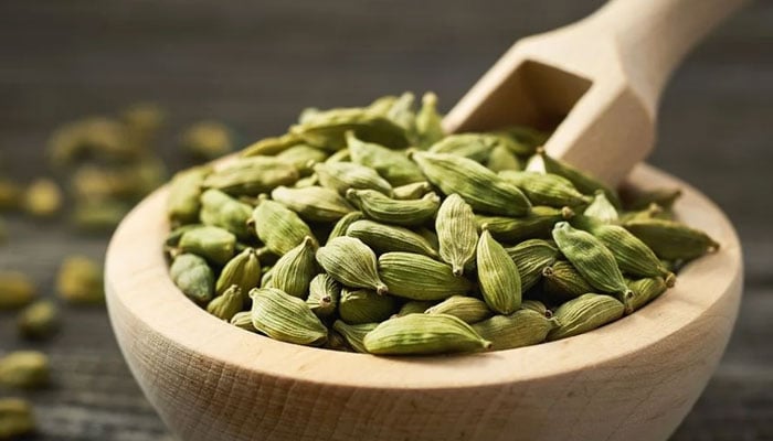 حالتِ احرام میں الائچی و دیگر خوشبودار چیزیں کھانے کا حکم