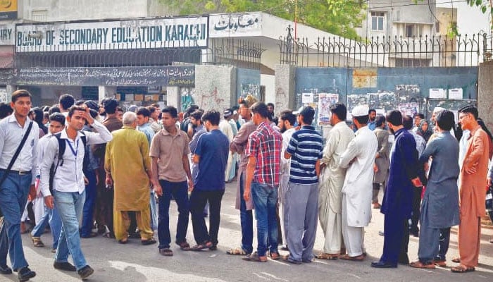 میٹرک بورڈ کے امتحانات: انتظامی تماشا، طلبہ کا استحصال