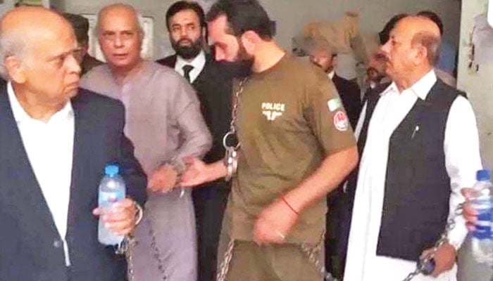 ڈاکٹر مجاہد کامران کی عدالت میں پیشی