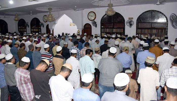 دوسری صف میں کسی شخص کا اکیلا کھڑے ہونے کا حکم